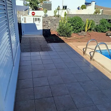 Villa Castillo, Calle De Palmeras